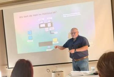 Wahlleiter informiert bei Evenius Sonnenstraße